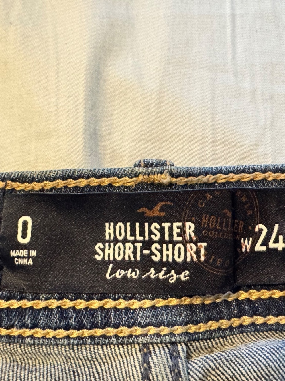 Hollister Women's Blue Distressed Short-Short Low Rise Denim Shorts Size 0 - Picture 4 of 4